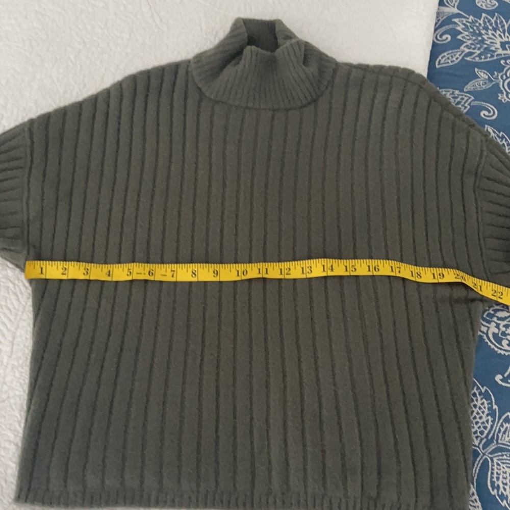 Super Soft Express Sweater Size Small - image 7